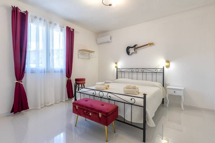Appartamento 'Vintage Village - Anni 50' con Vista Montagna, Wi-Fi e Aria Condizionata in Alghero, Provincia di Sassari