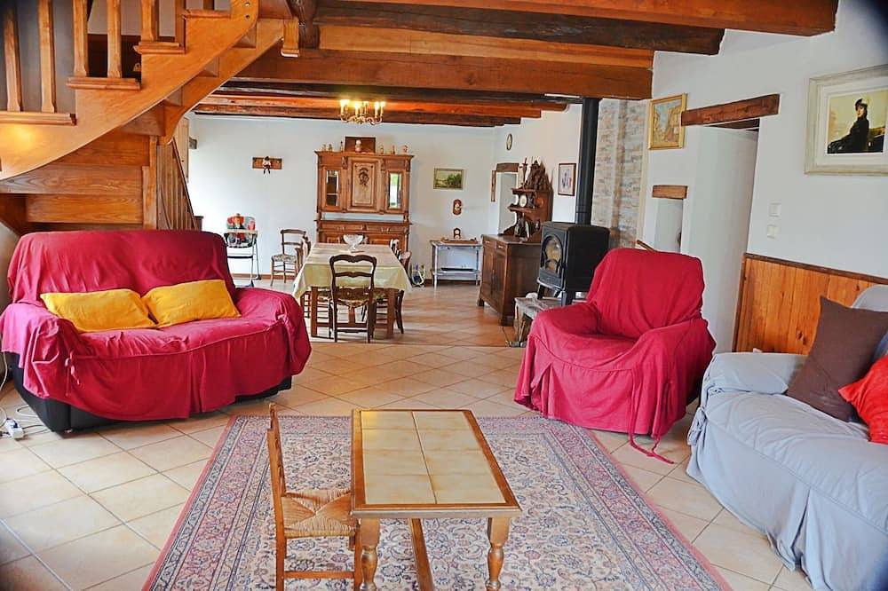 Inoubliable pour les enfants: grands espaces, animaux à câliner, jeux , wifi in Saint-Pierre-de-Trivisy, Région de Lacaune