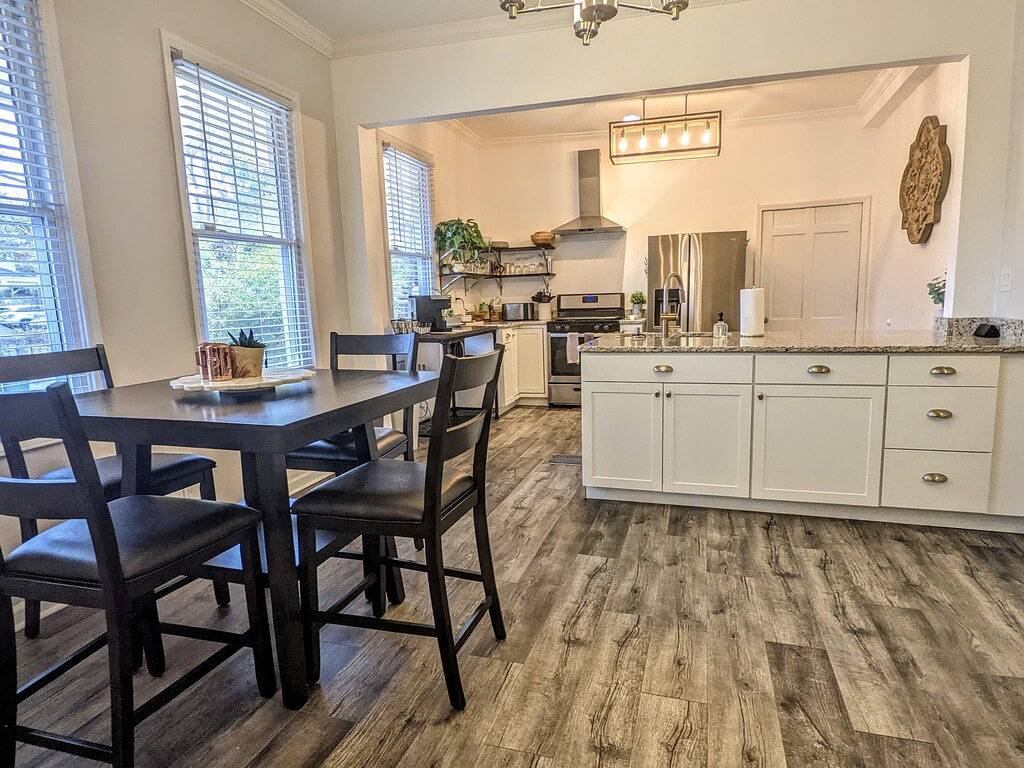 Bearcat Bungalow located in the heart of Downtown in Hendersonville, Henderson County (NC)