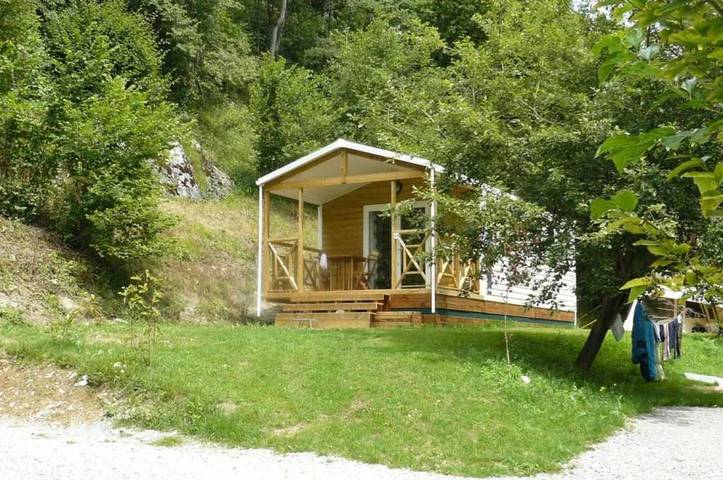 Mobil home pour 4 personnes, avec terrasse ainsi que piscine et bassin pour enfant à Louvie-Juzon