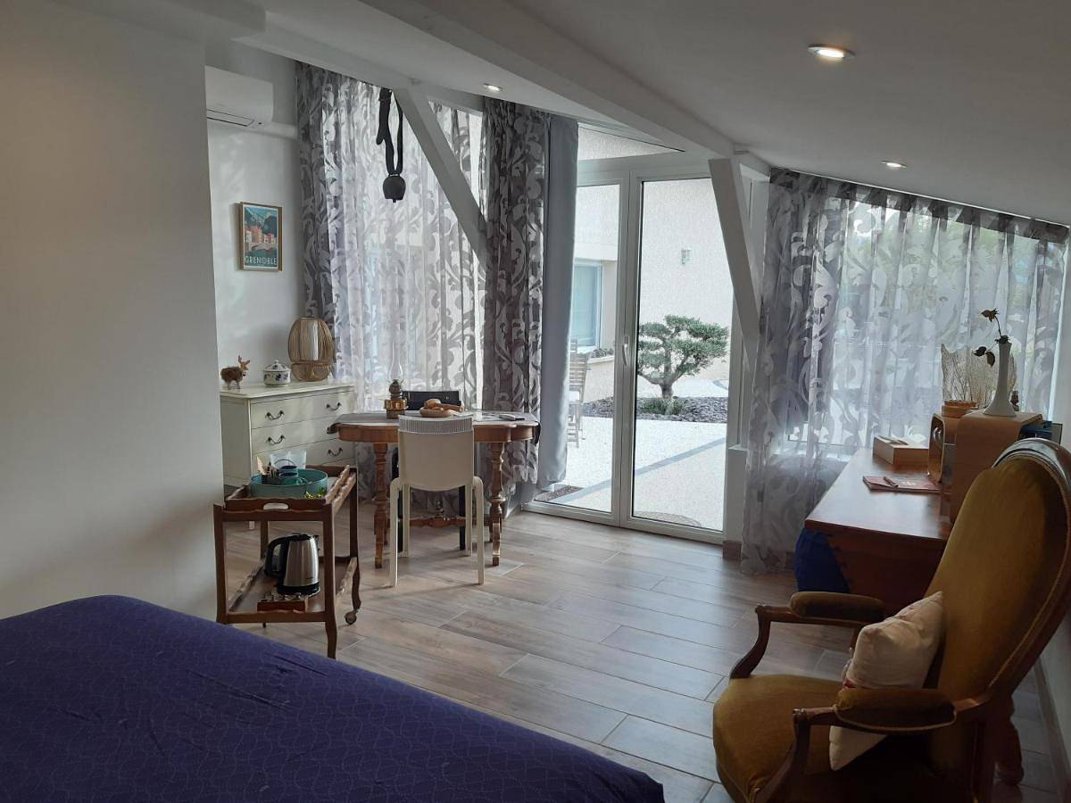 Double Room with Pool View in Jarrie, Isère