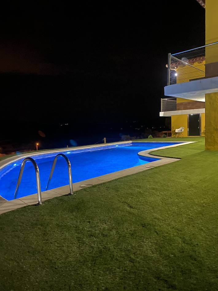 Chalet para 9 personas, con terraza además de jardín y piscina, Familias con niños en Cataluña