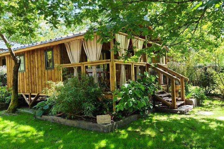 Location de vacances pour 4 personnes, avec Terrasse et Jacuzzi ainsi que Jardin et Piscine à Biganos
