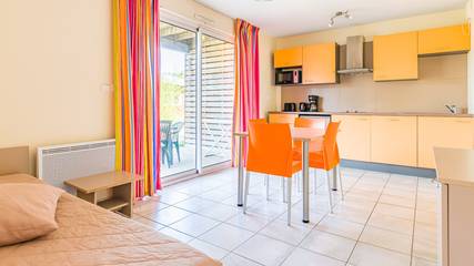 Chalet pour 4 personnes, avec piscine ainsi que balcon et sauna en Indre-et-Loire