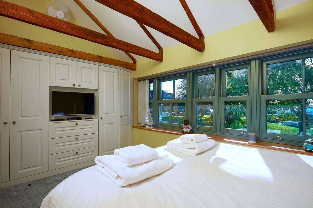 Entire apartment, The Old Smoke House is an attractive and well designed two bedroomed property in Charlestown, Cornwall
