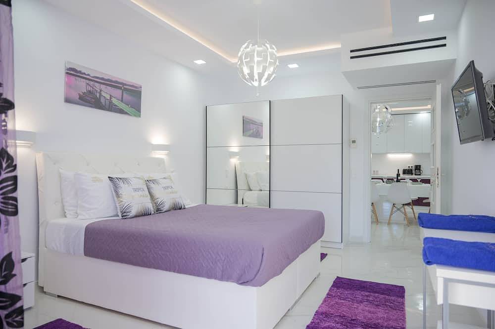 Luxury 5-Bedroom Corfu Villa, Near Messonghi Beach with Pool, Hot Tub & Bbq Area in Moraitika, Korfu