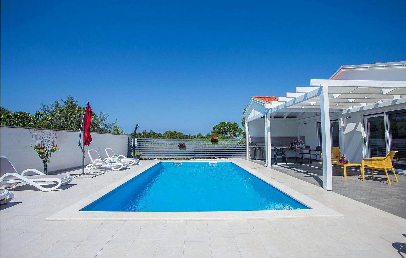 Modernes Apartment, 1 km vom Strand entfernt, mit Terrasse, Parkplatz und WLAN in Stinjan, Pula