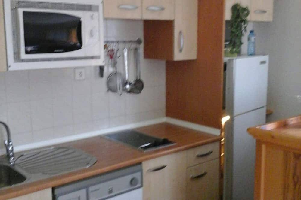 Entire apartment, Modest apartment in the Aragonese Pyrenees mountains. Altruistic rent. in Villanúa, Spanish Pyrenees