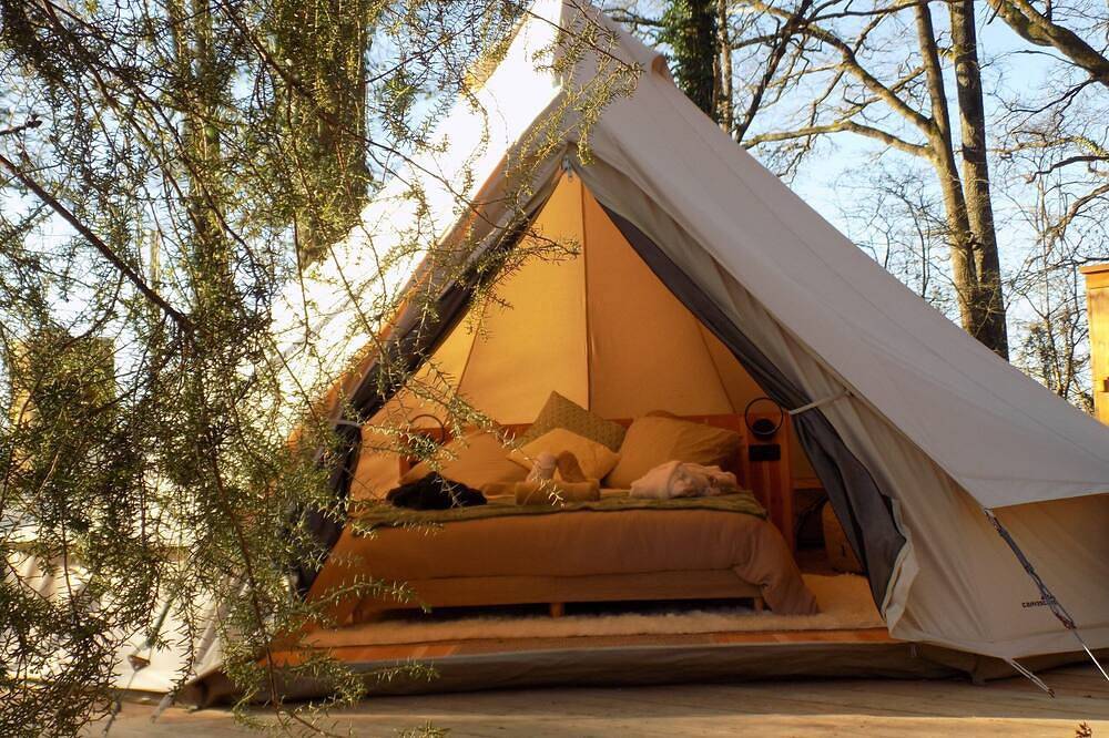 Luxury tent with private spa Copa cabanes 1 pond view in Le Vigeant, Vienne