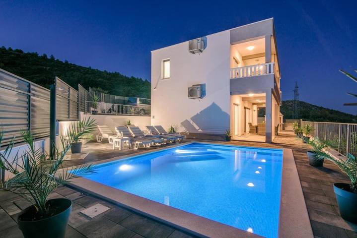 Willa dla 10 osób, z balkon i widok oraz basen w Marina