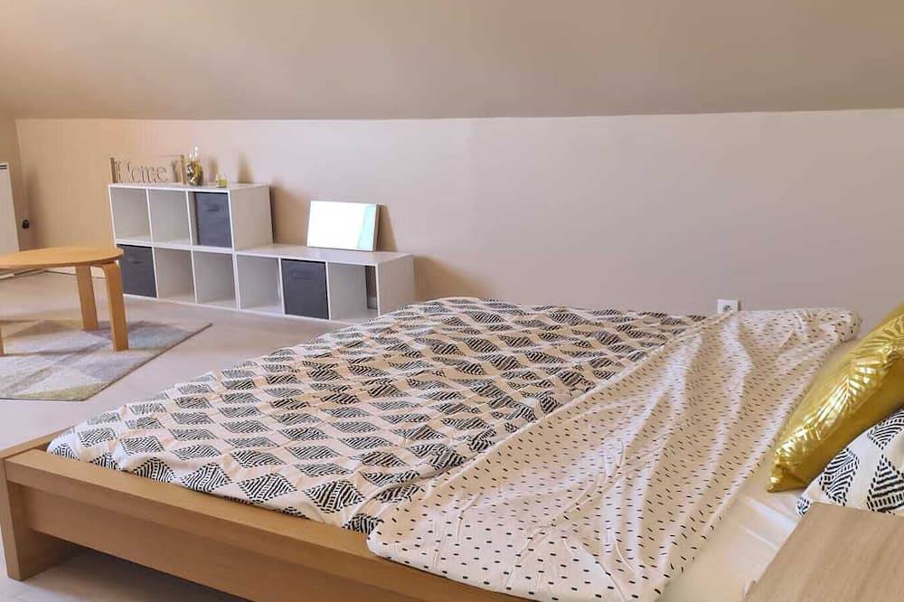 Entire apartment, Studio Disponible / 18m2 / 40 Mins de Paris in Courcouronnes, Essonne
