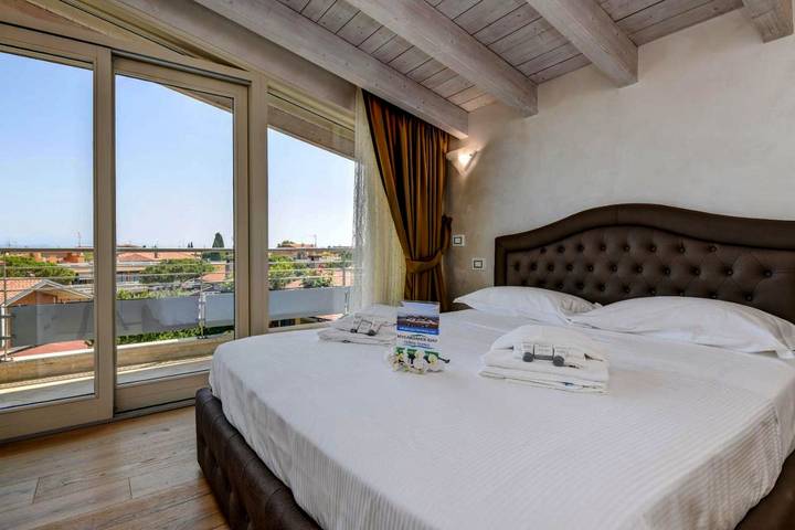 Loft per 4 persone, con balcone e piscina nonché panorama e vista lago in Sirmione