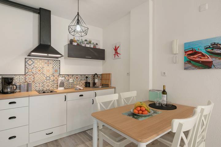 Entire apartment, Vacation 'San Telmo' with Private Terrace and Wi-Fi in Playa de las Américas, Arona
