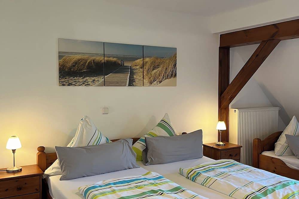 Hotel Waldhaus Zimmer 3 - Dreibettzimmer - Nähe Koblenz - mit Frühstück in Lahnstein, Mittelrhein