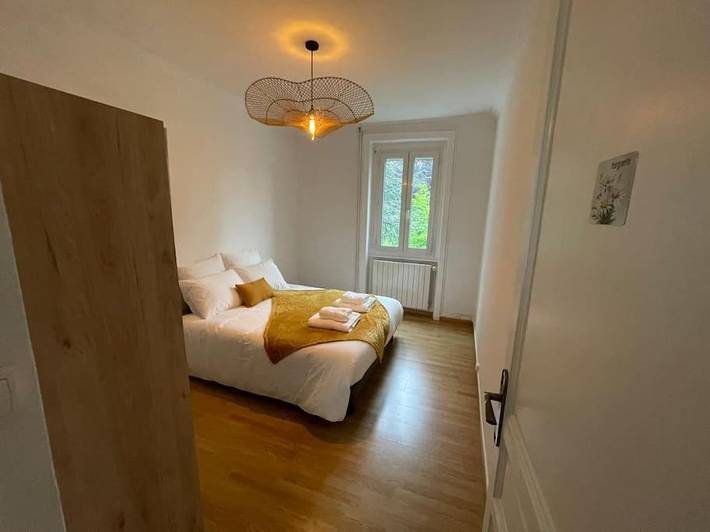 Location de vacances pour 12 personnes, avec vue ainsi que jardin et piscine, animaux acceptés à Bas-en-Basset - 4