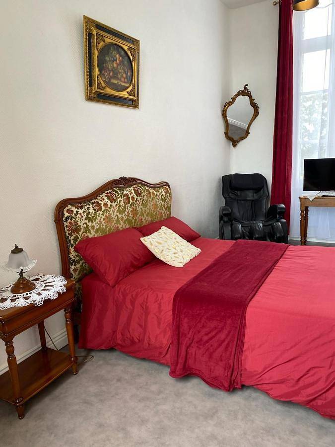 Chambre d’hôte pour 5 personnes, avec Jacuzzi et Terrasse ainsi que Jardin et Sauna