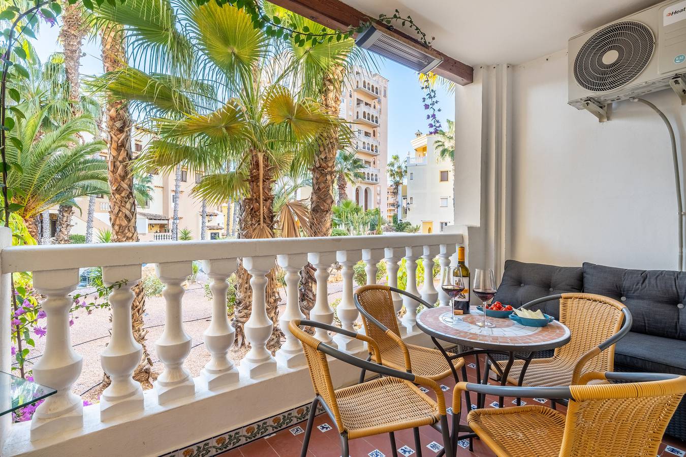 Geheel appartement, Appartement 'Casa Jina' met Wi-Fi en airconditioning in Altos de la Bahia, Torrevieja