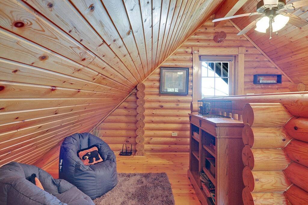 Bearless Whisper, a Beautiful Romantic Cabin Located Under a Mile from Soaky Mountain Water Park!! in Sevierville, Sevier County