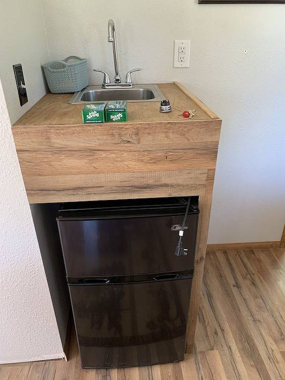 One bedroom cabin located about two blocks from Flathead Lake and the public bea in Lakeside (MT), Flathead National Forest