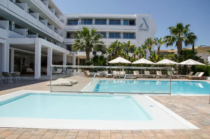 Hotel para 3 personas, con jardín y piscina además de piscina para niños y jacuzzi - 1