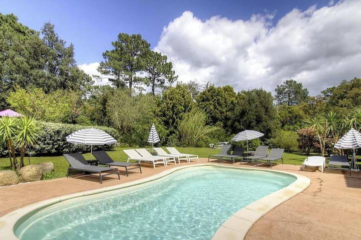Location de vacances pour 4 personnes, avec Terrasse ainsi que Jardin et Piscine à Porto-Vecchio