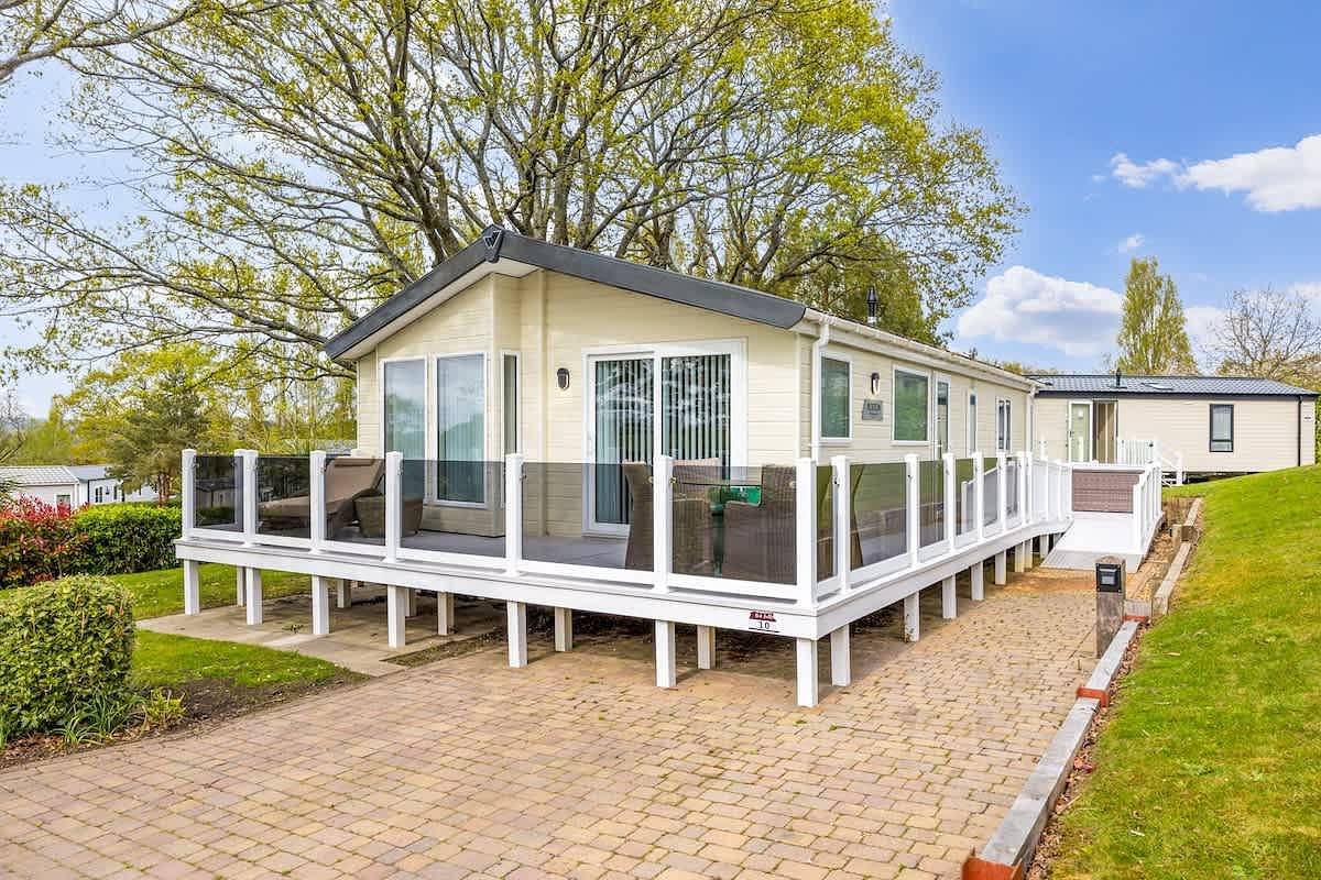 Acorns - Spacious 3-bedroom Lodge in Rockley Park in Poole, Poole Harbour