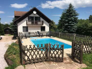 Chalet für 8 Personen, mit Pool und Balkon sowie Garten, kinderfreundlich in Tschechien