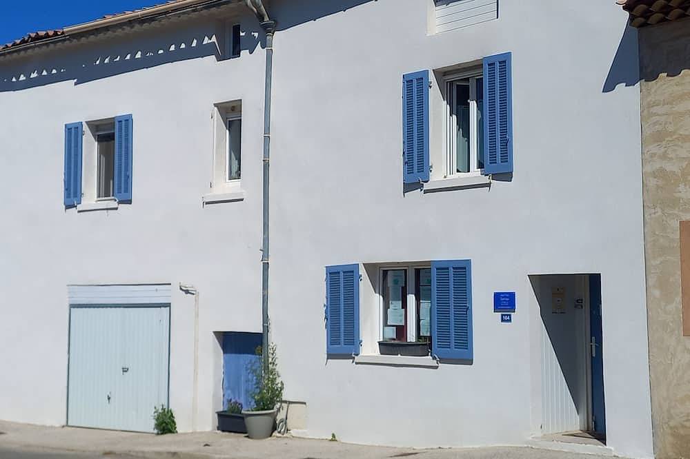 Appartement entier, Joli studio avec jardin, centre de Cuers, face à un parking in Cuers, Côte méditerranéenne (France)