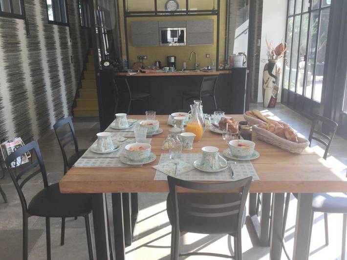 Chambre d’hôte pour 2 personnes, avec Terrasse et Jardin ainsi que Piscine et Vue à Yvré-l'Évêque