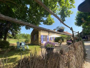 Gîte pour 3 personnes, avec vue ainsi que jardin et piscine à Le Buisson-de-Cadouin