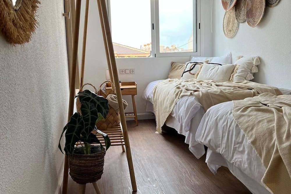3-level family bungalow in La Mata: 2-min walk to beach; terrace w/ sea views in Torrevieja, Costa Blanca