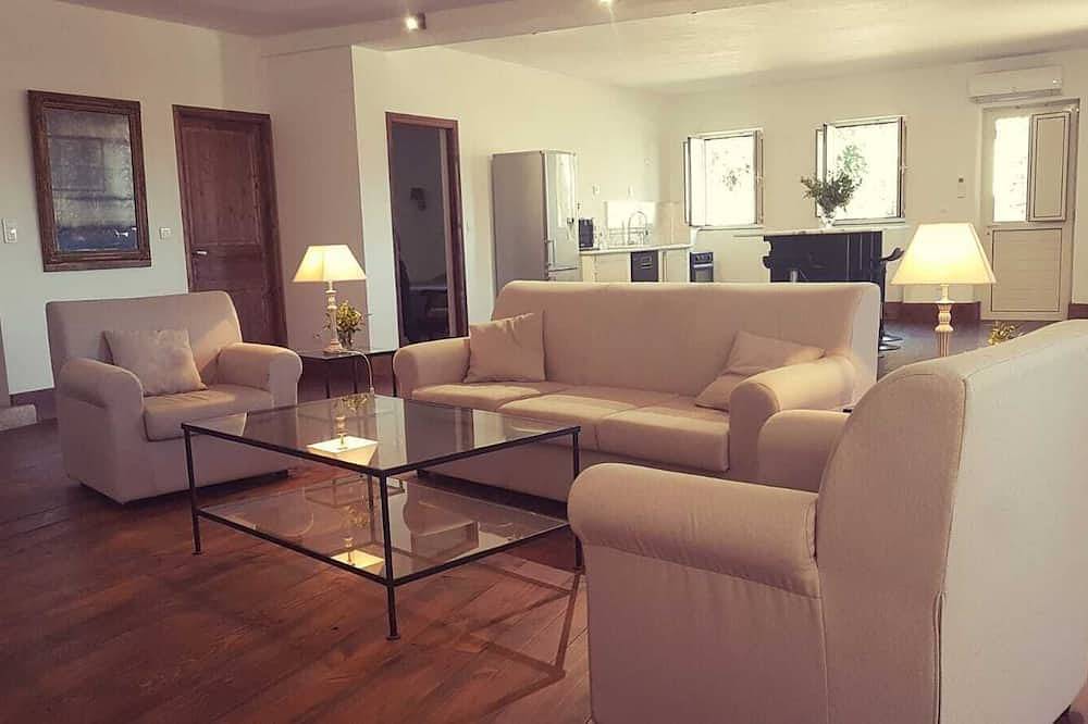 Appartement entier, Appartement dans demeure moyenâgeuse avec piscine in Sartène, Arrondissement de Sartène