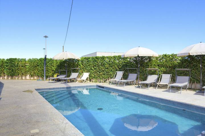 Appartamento intero, Regarda - The romantic place, appartamento con piscina e parcheggio in Lazise, Prealpi Gardesane