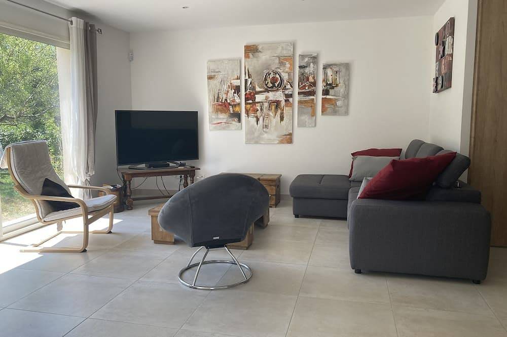 House with swimming pool and wooded garden sleeps 6 in Saint-Didier, Parque natural regional del Mont Ventoux