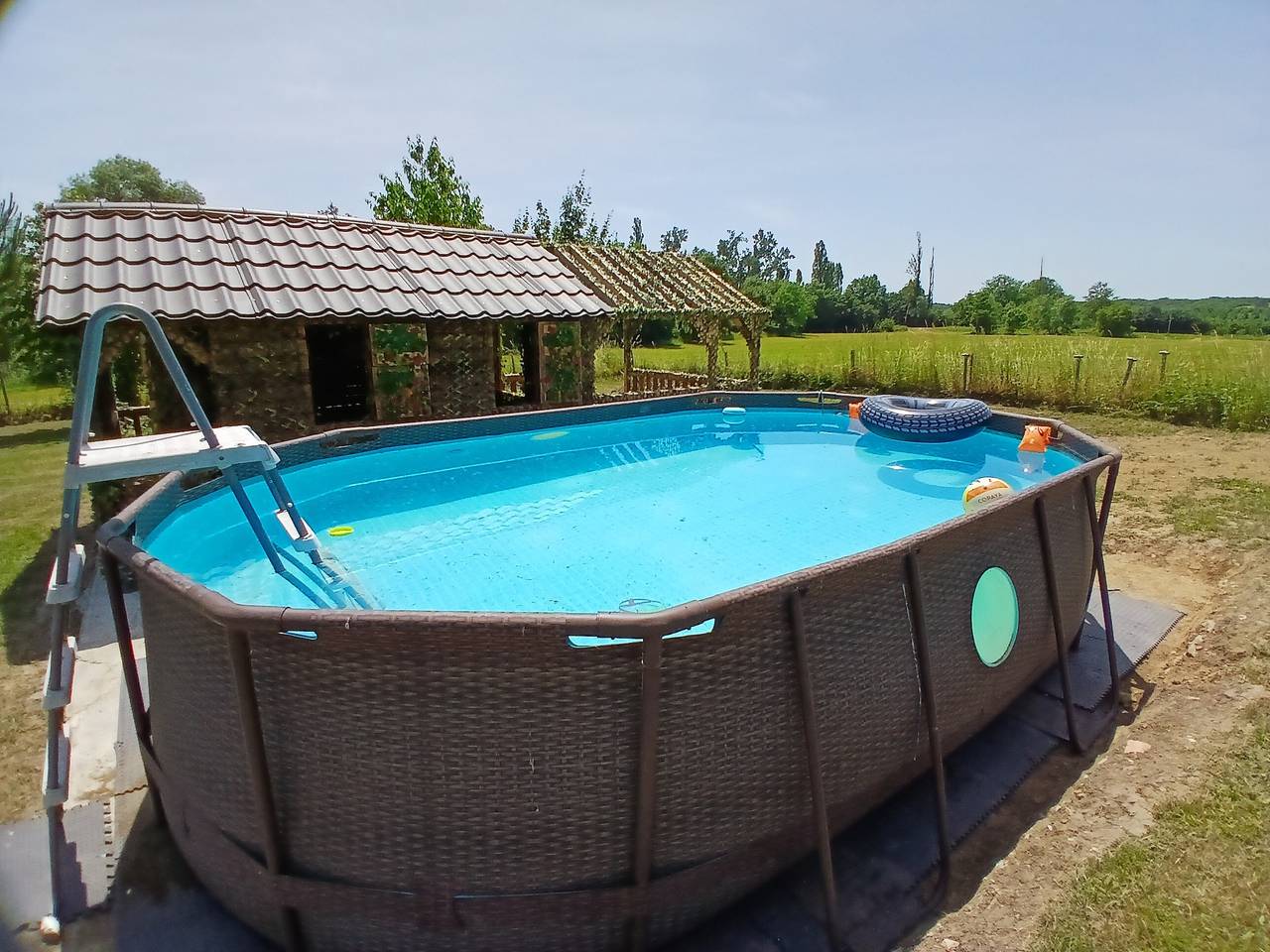 Maison de vacances « Grande maison avec piscine et cabane unique ,piscine privée, terrasse et Wi-Fi in Région de Villeneuve-sur-Lot