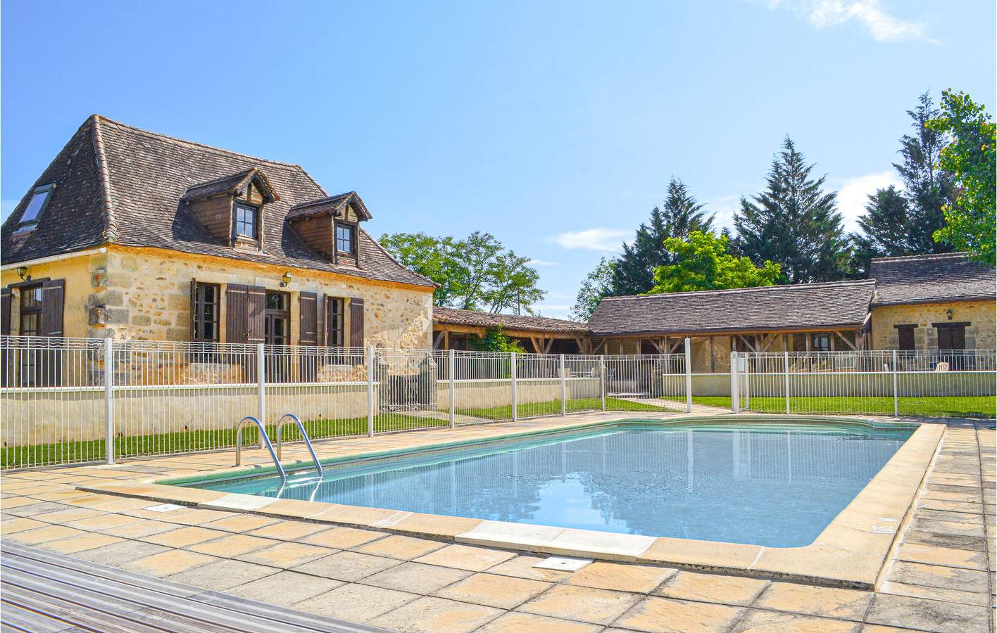 205 sqft Appartement de vacances avec piscine et parking in Église-Neuve-d'Issac, Périgord Pourpre