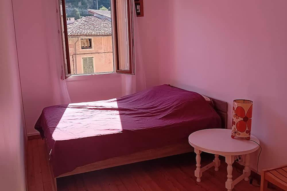 Entire apartment, Charming apartment in Roquebillière, Nice region