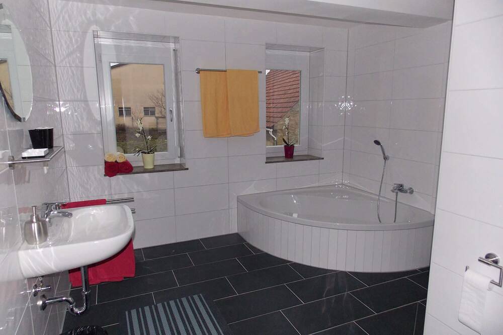 Ganze Wohnung, Ferienwohnung mit eigenem Badezimmer in Röttingen, Taubertal