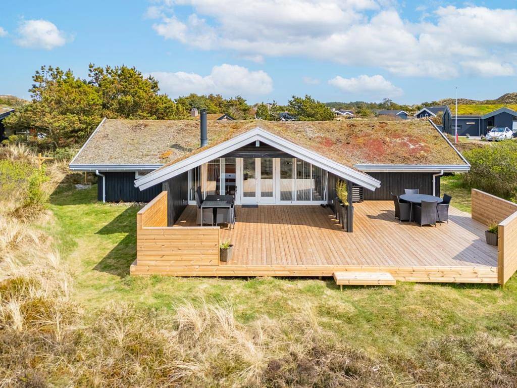 Schönes und gut gepflegtes Ferienhaus gelegen auf einem großen Naturgrundstück in Henne, Varde