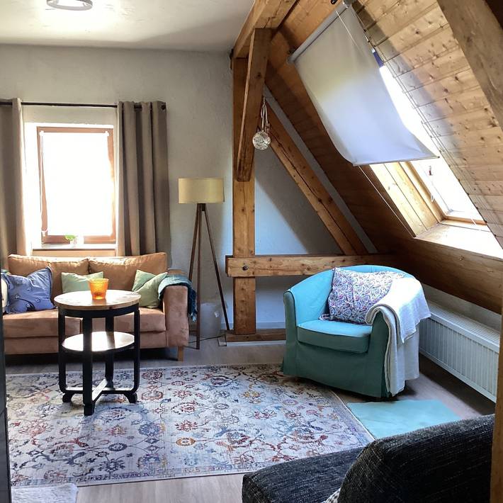 Apartamento entero, Apartamento 'Dachgeschoss' con vistas a la montaña, jardín compartido y Wi-Fi in Üxheim, Eifel Volcánica