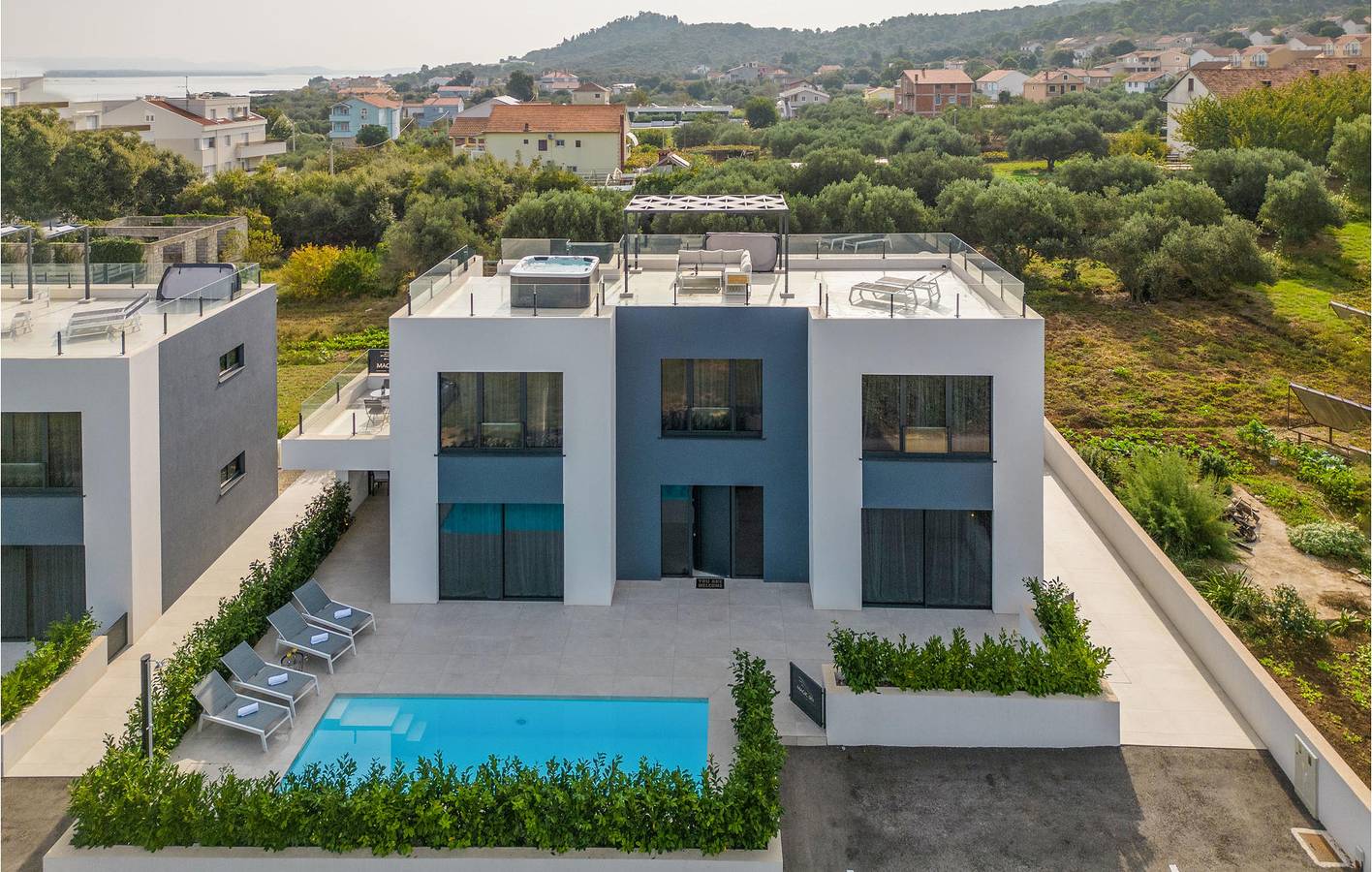 Reizende 2-Zimmer-Wohnung mit Pool, Terrasse und Strandzugang in der Nähe in Ugrinici, Kraj