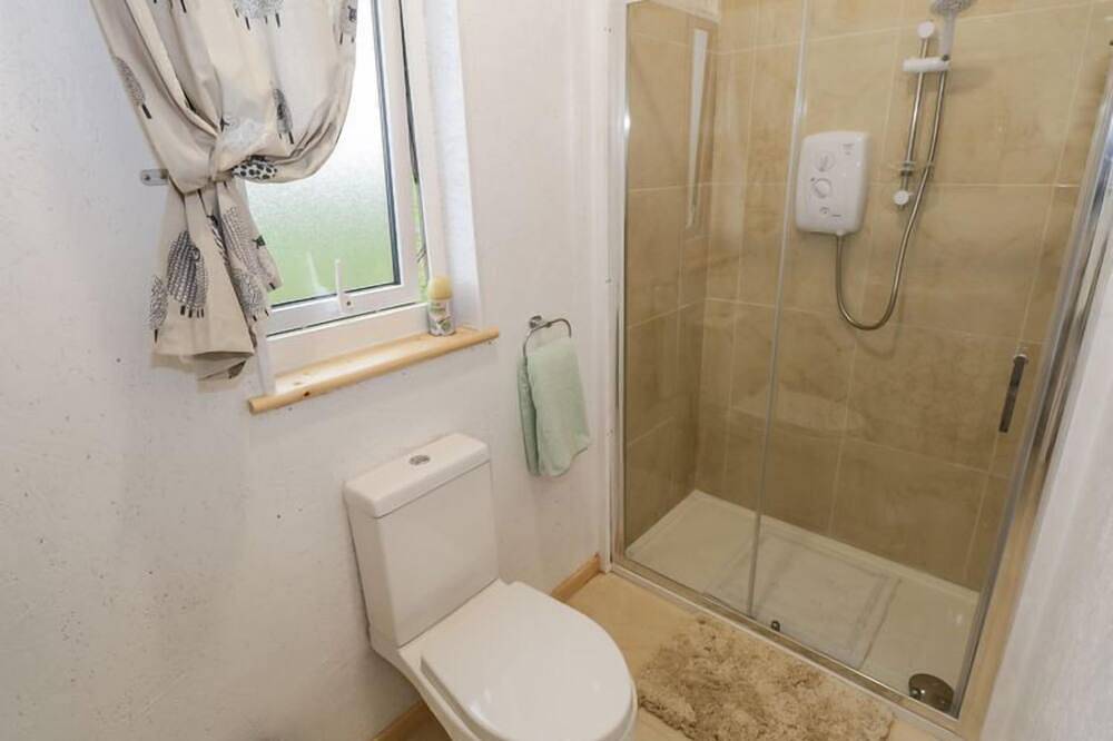 Entire apartment, The Snuggly Sheep Shepherd Hut & Sauna Farm Stay in Donegal, County Donegal