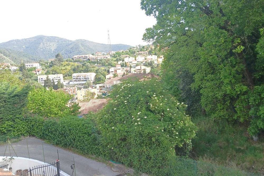 Semi-detached townhouse 15 min from Monaco and Nicewith private parking in La Trinité, Nizza Region