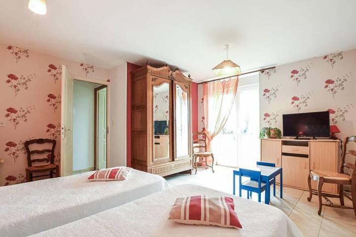 Location de vacances pour 12 personnes, avec jardin à Montchamp - 3