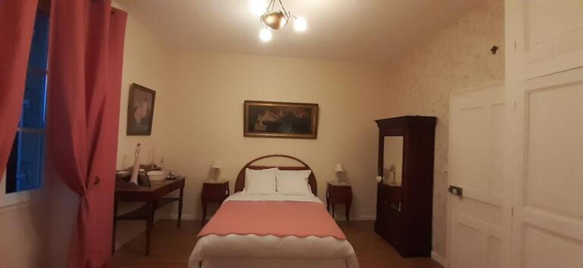 Chambre d’hôtes « Chambre des Dames » avec jardin partagé et Wi-Fi in Hautefort, Périgord Noir