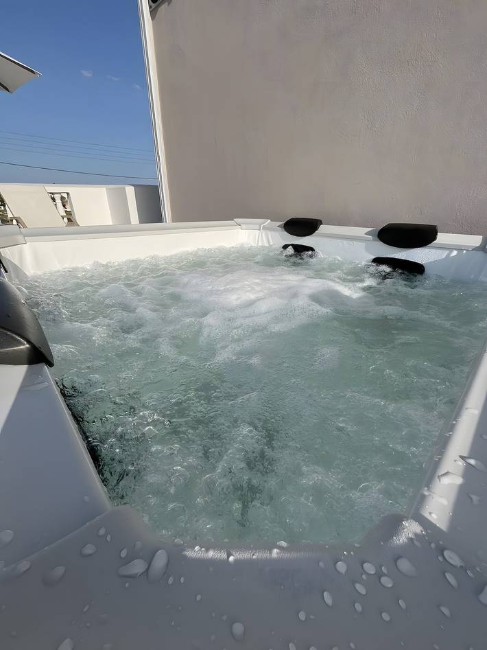 BnB für 2 Personen, mit Garten und Whirlpool sowie Balkon auf Santorin