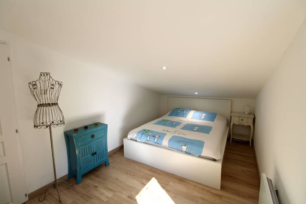 Surrounded by nature, Gorges du Verdon, 5 bedrooms, sleeps 12, swimming pool in La Verdière, Brignoles Region