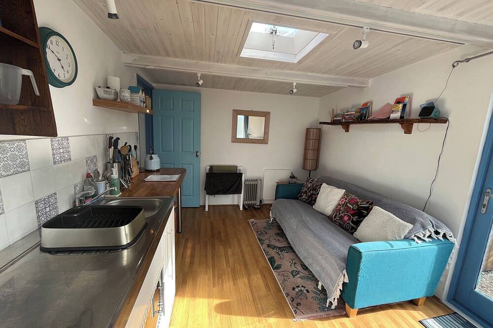 Cosy cabin in peaceful village on the water in Stoke Gabriel, Devon