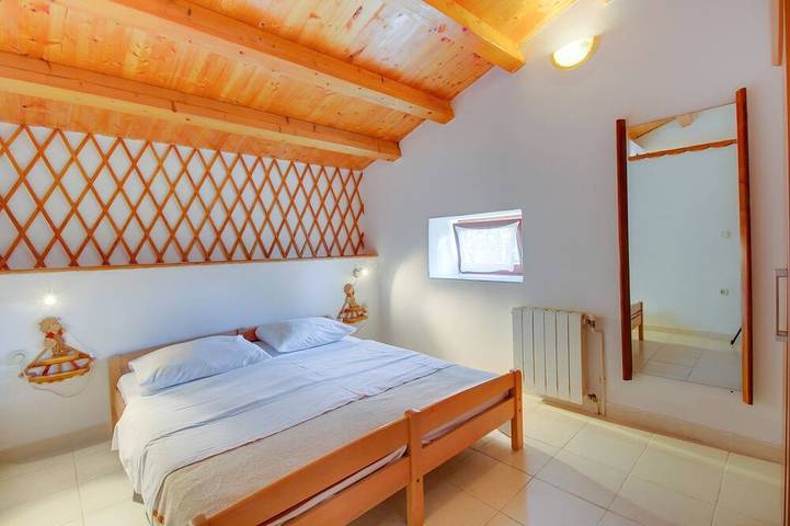 Ganze Wohnung, 1-Zimmer-Ferienwohnung mit Balkon und Meerblick Mali Losinj, Losinj in Mali Lošinj, Lošinj (Kvarner Bucht)