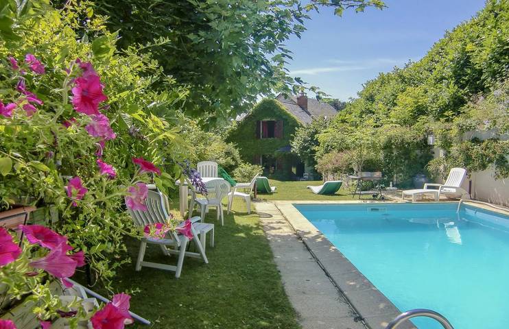 Gîte pour 8 personnes, avec piscine ainsi que jardin et terrasse